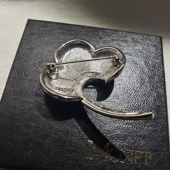 Beautiful Vintage Monet silvertone and Beige Swirl Enamel Flower Brooch - Picture 3 of 8